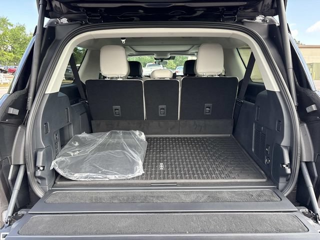 New 2026 Lincoln Navigator L Reserve w/ Jet Appearance Package AWD/4WD image 12