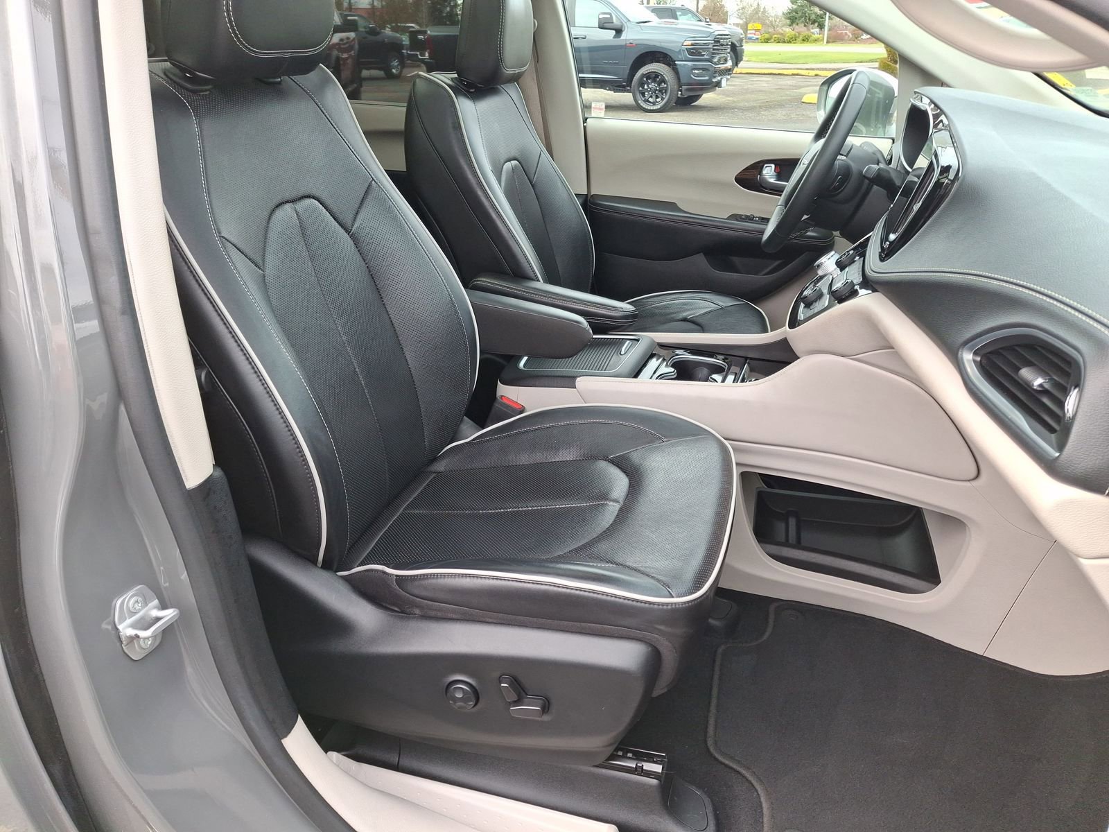 Certified 2022 Chrysler Pacifica Limited image 26