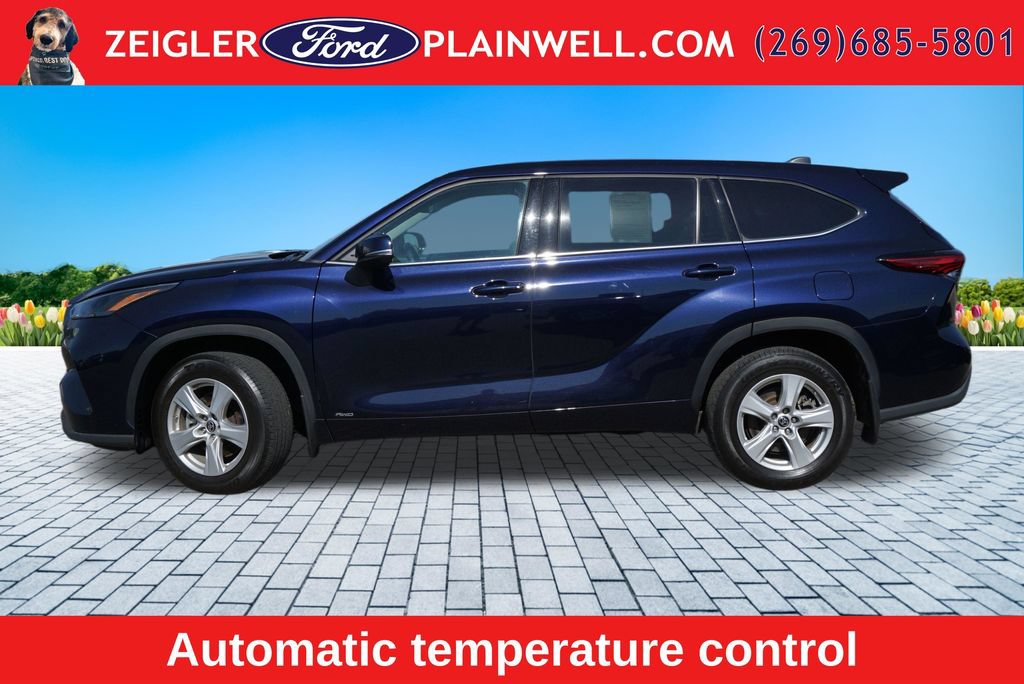 Used 2022 Toyota Highlander LE AWD/4WD image 2