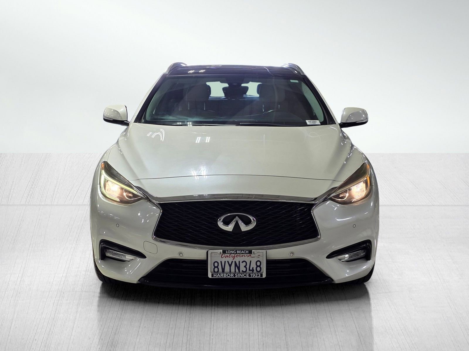 Used 2017 INFINITI QX30 Premium w/ Navigation Package FWD image 2