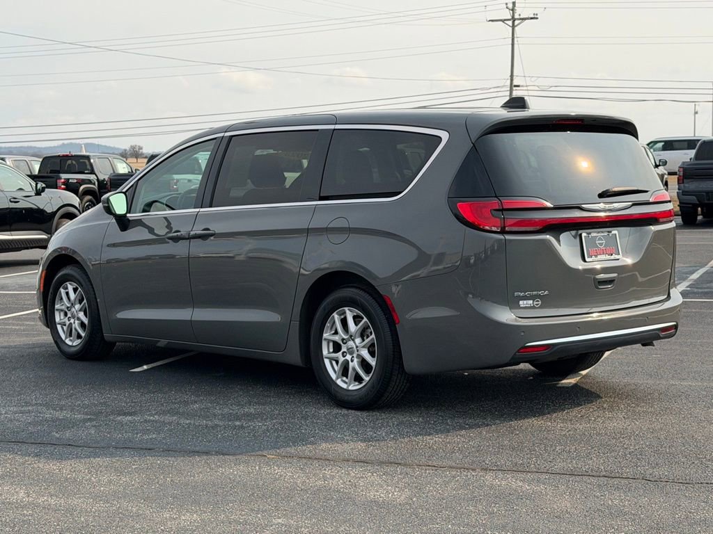 Used 2023 Chrysler Pacifica Touring-L image 7