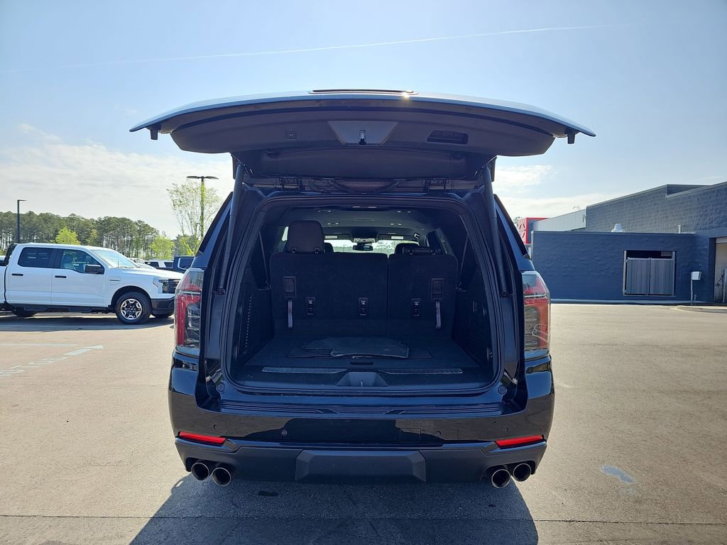 Used 2025 Chevrolet Suburban Z71 image 17