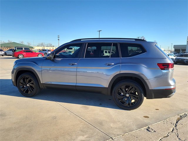 Used 2023 Volkswagen Atlas SE w/ Black Wheel Package image 6