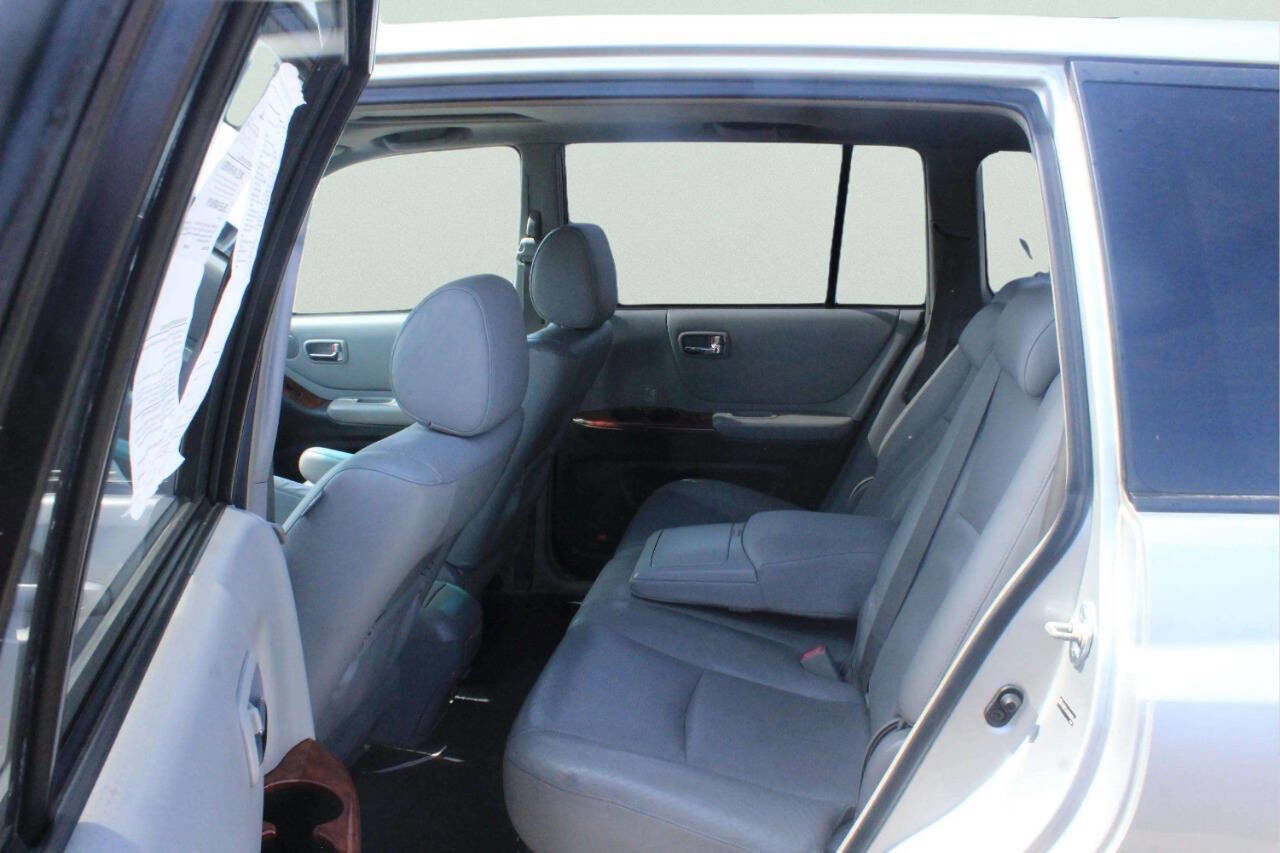 Used 2005 Toyota Highlander 4WD V6 w/ 3rd Row image 9