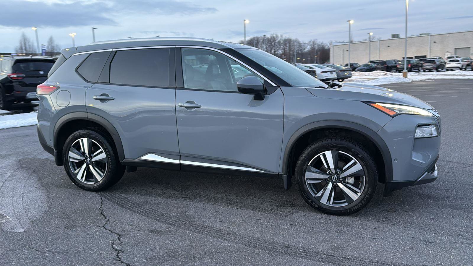 Used 2022 Nissan Rogue SL w/ SL Premium Package image 3