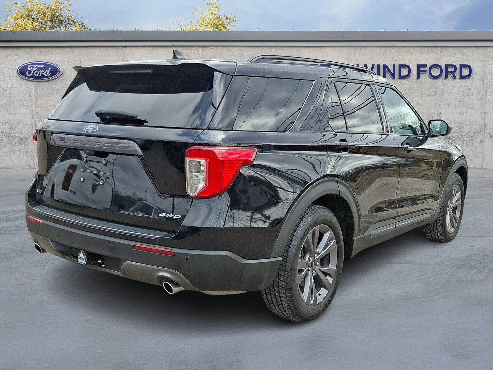 Used 2021 Ford Explorer XLT w/ Equipment Group 202A image 6