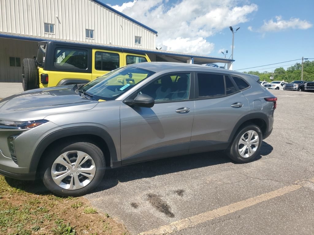 Used 2024 Chevrolet Trax LS w/ Driver Confidence Package FWD image 1