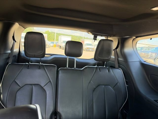 Used 2025 Chrysler Pacifica Limited FWD image 21