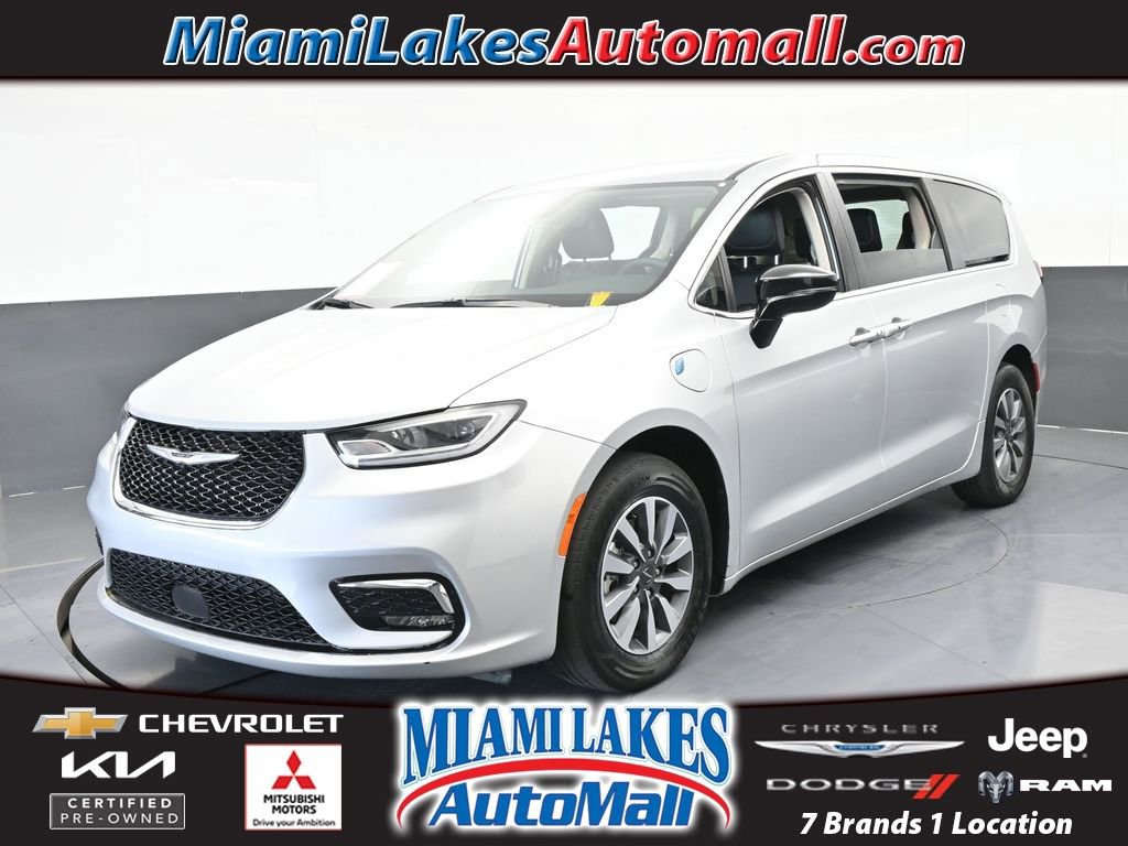 Used 2024 Chrysler Pacifica Select image 1