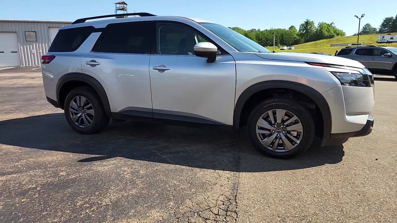 Used 2025 Nissan Pathfinder SV image 10