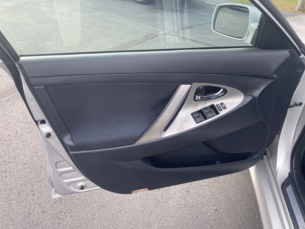 Used 2011 Toyota Camry SE w/ SE Extra-Value Pkg #1 FWD image 9