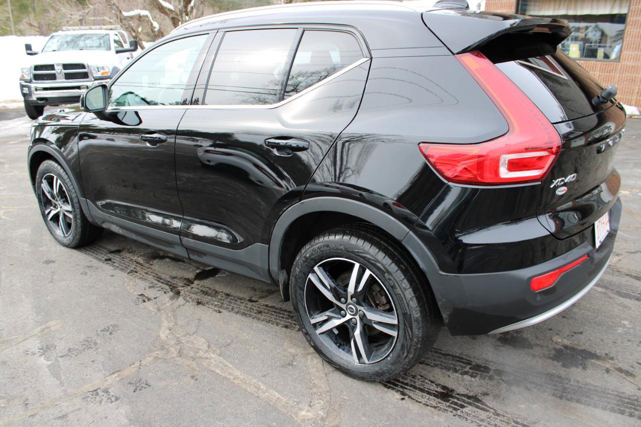 Used 2023 Volvo XC40 B5 Plus image 7
