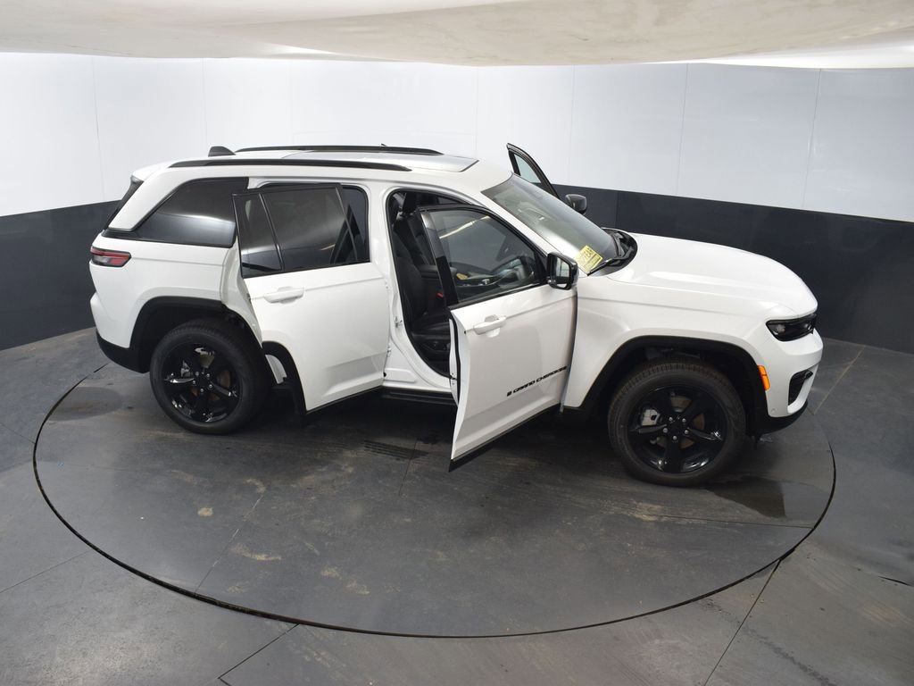 Used 2025 Jeep Grand Cherokee Limited w/ Luxury Tech Group II image 58