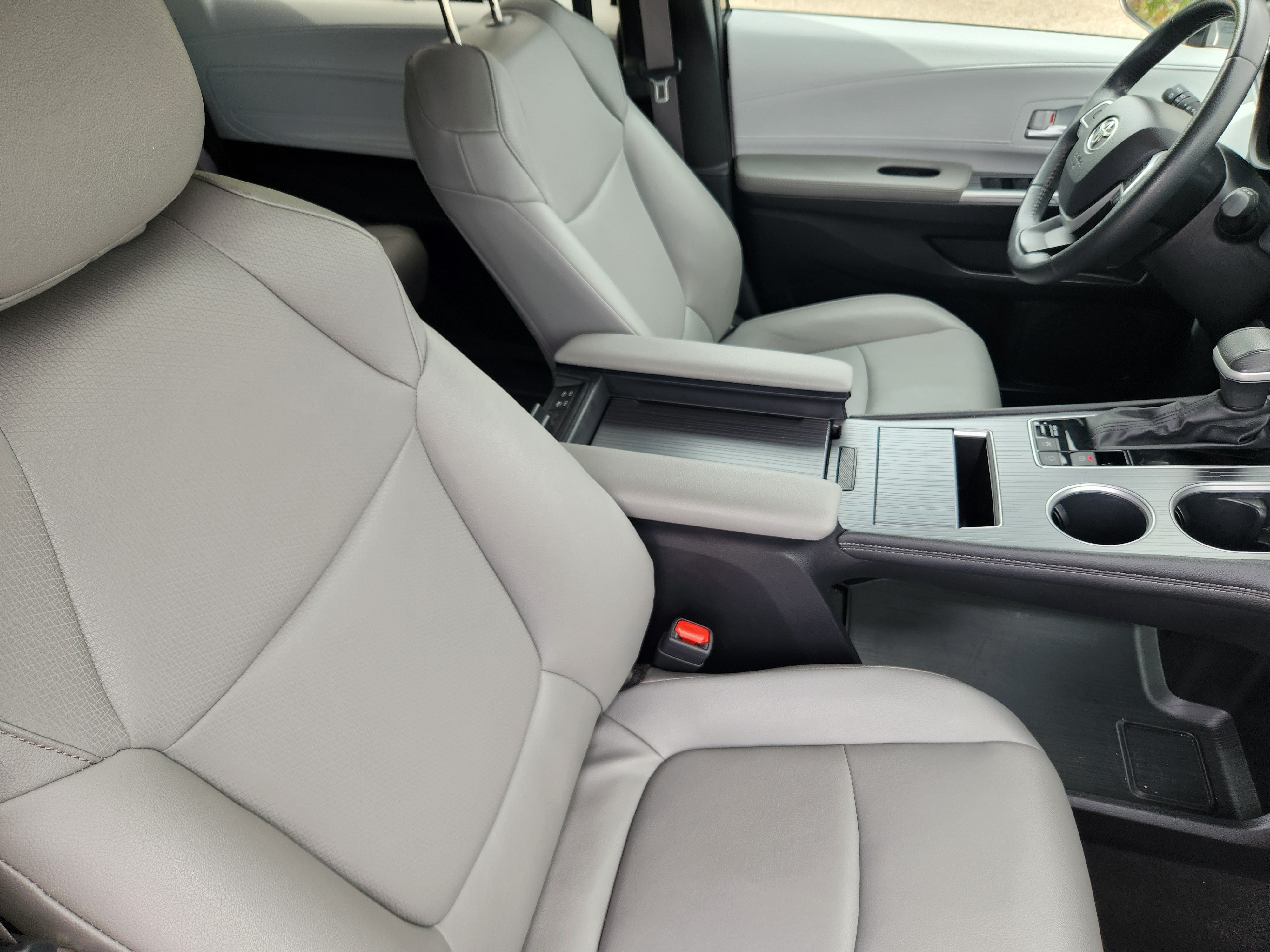 Used 2025 Toyota Sienna XLE FWD image 10