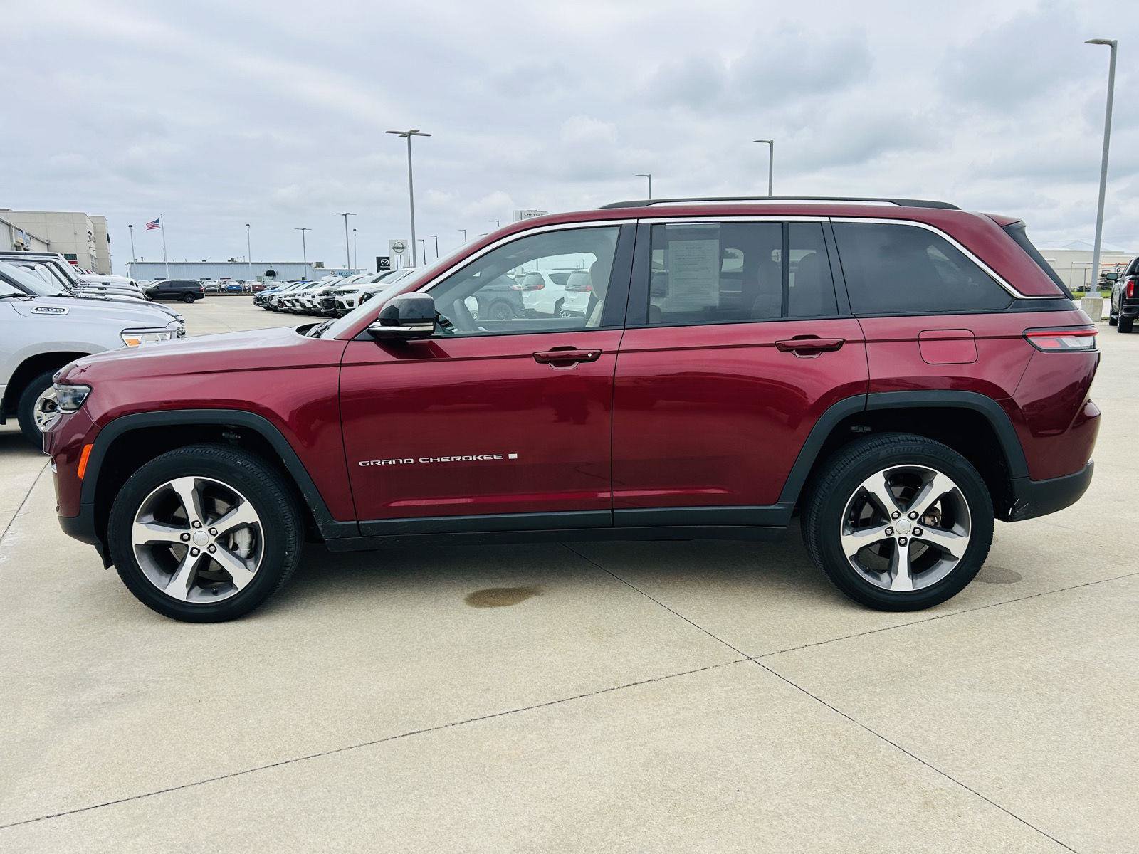 Used 2023 Jeep Grand Cherokee Limited AWD/4WD image 37