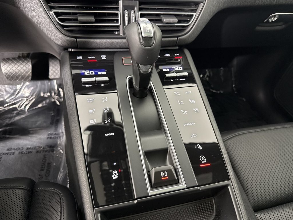 Certified 2025 Porsche Macan AWD/4WD image 33