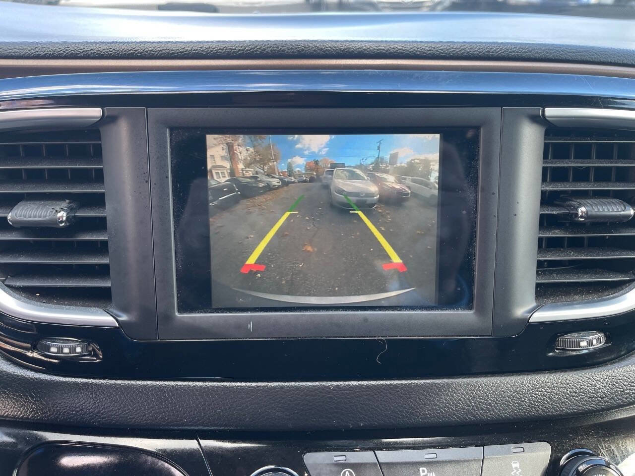 Used 2018 Chrysler Pacifica Touring-L image 17