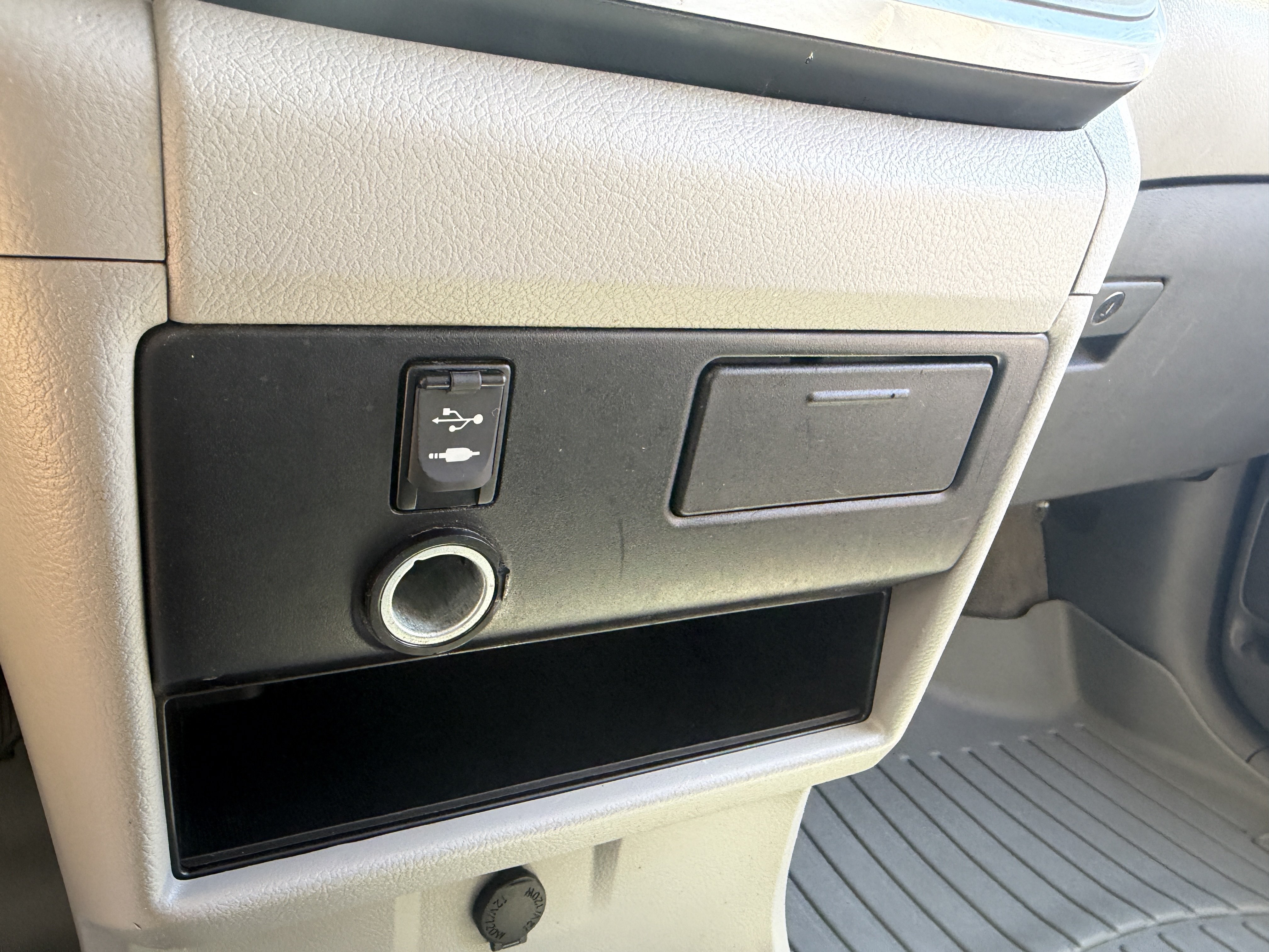 Used 2017 Toyota Sienna L FWD image 37