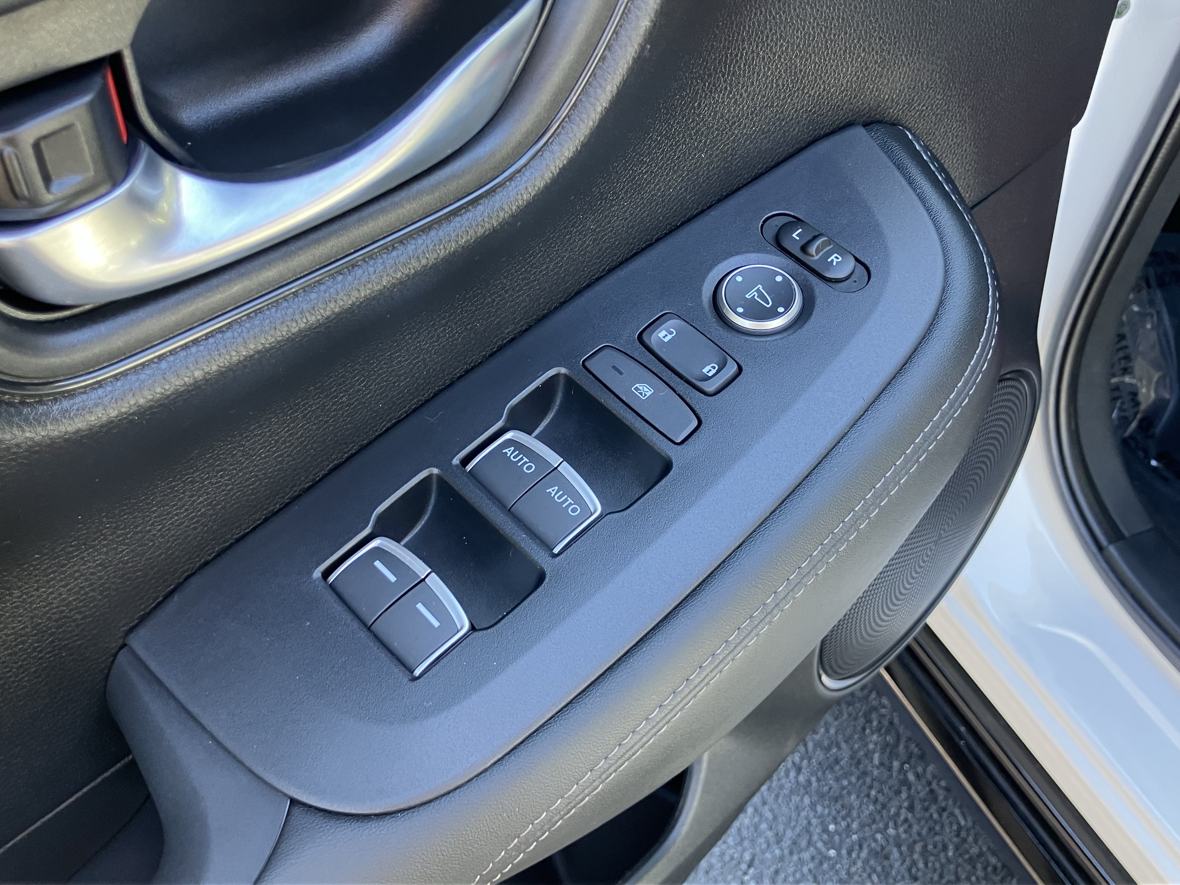 Used 2025 Honda HR-V EX-L image 15