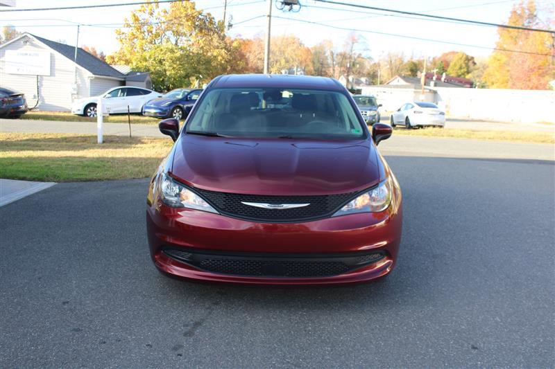 Used 2023 Chrysler Voyager LX image 3