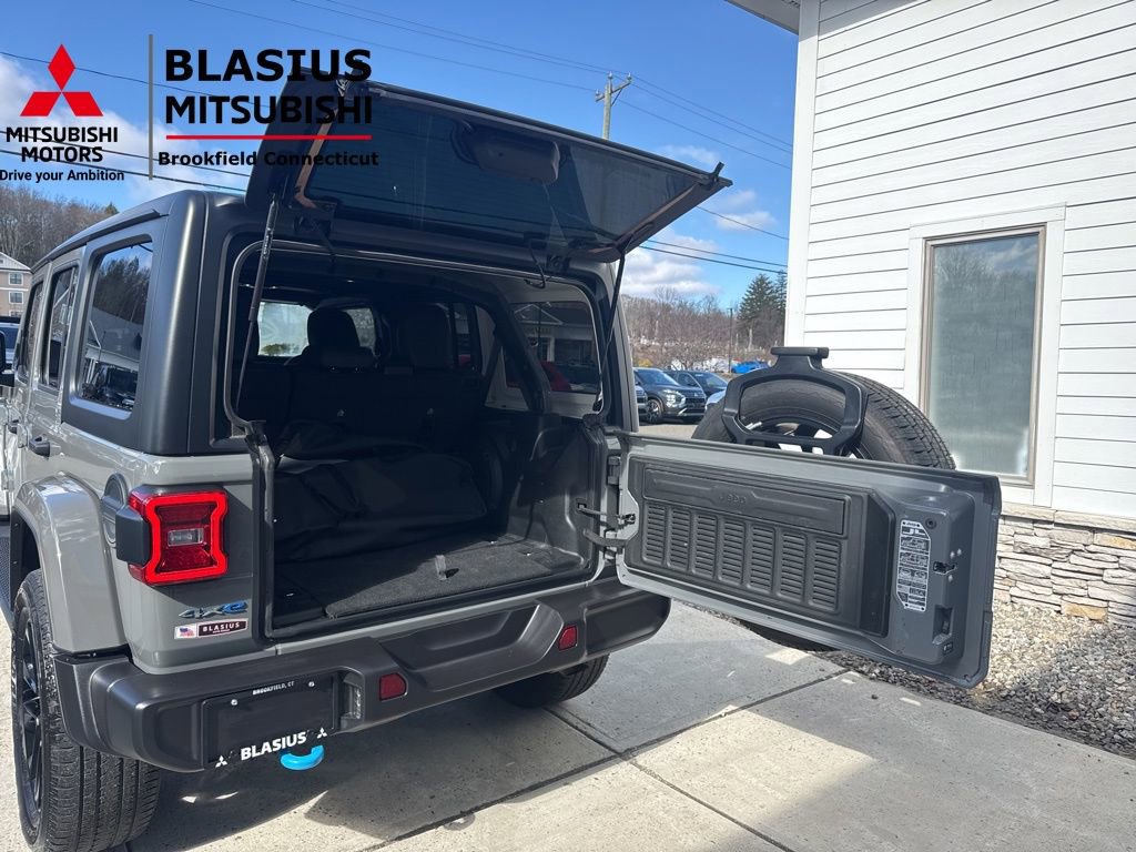 Used 2023 Jeep Wrangler Unlimited Sahara image 16