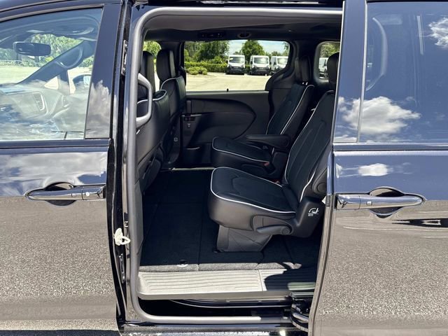 New 2027 Chrysler Pacifica Limited FWD image 9