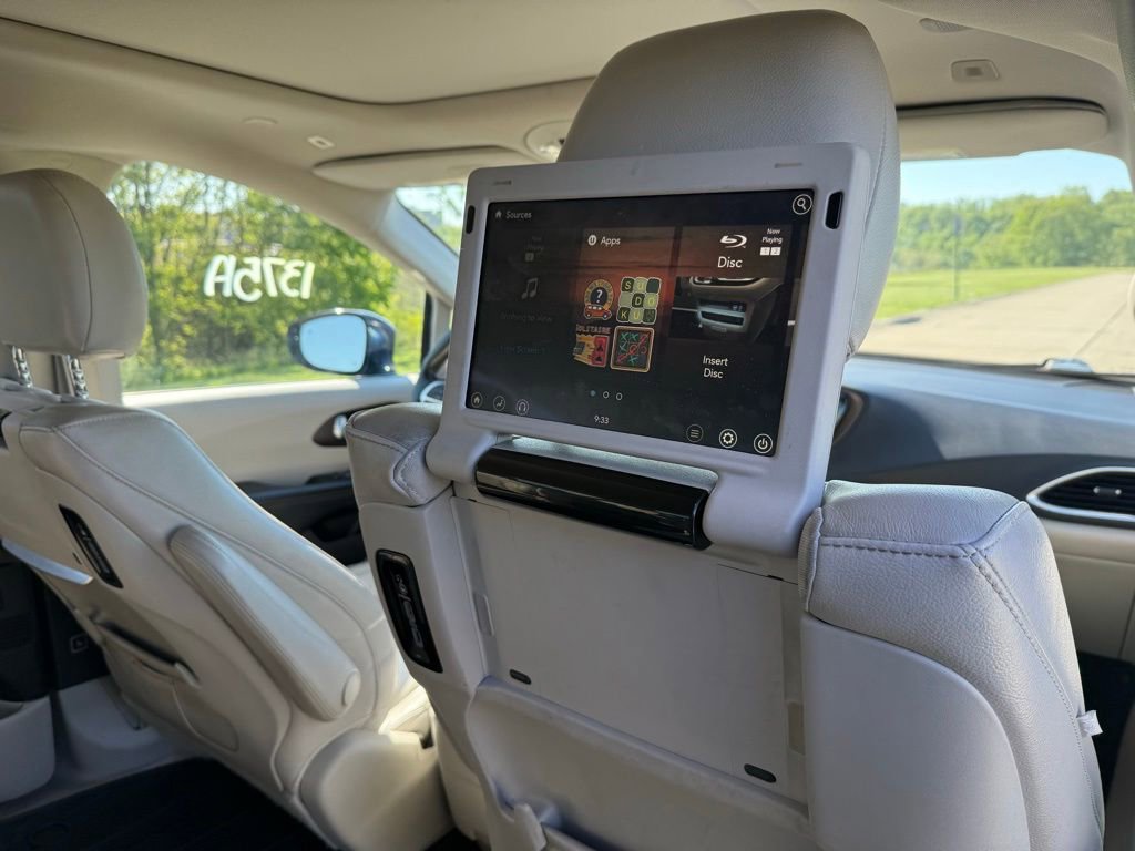 Used 2019 Chrysler Pacifica Touring-L Plus w/ Advanced Safetytec Group FWD image 17
