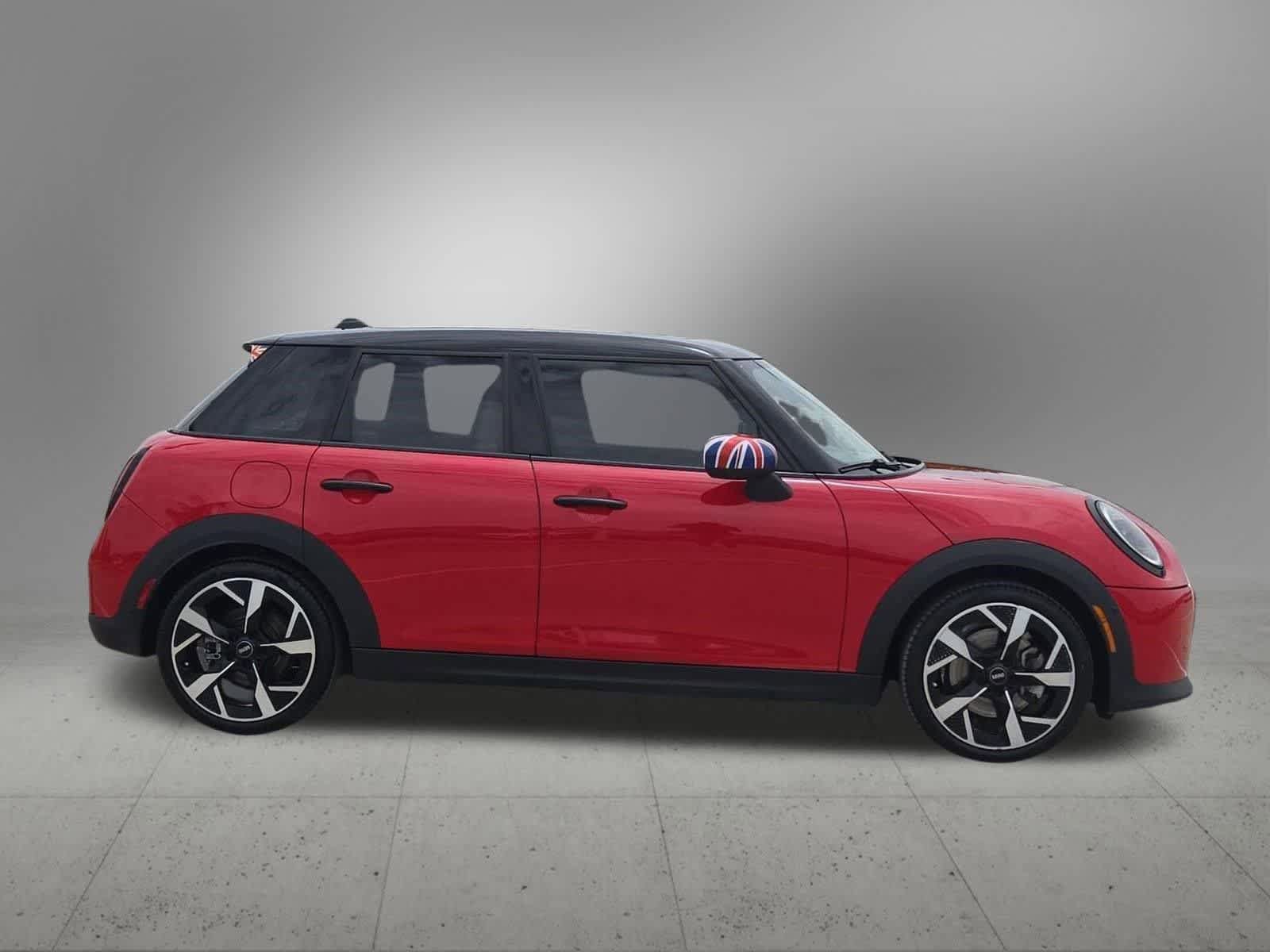 Used 2025 MINI Cooper 4-Door Hardtop FWD image 7