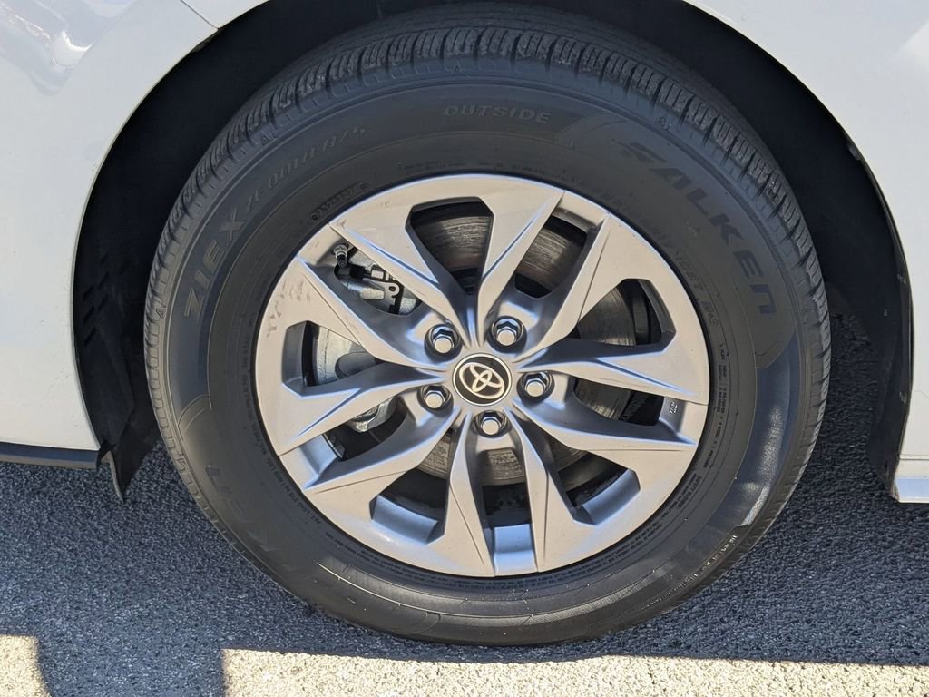 Used 2025 Toyota Sienna LE image 30