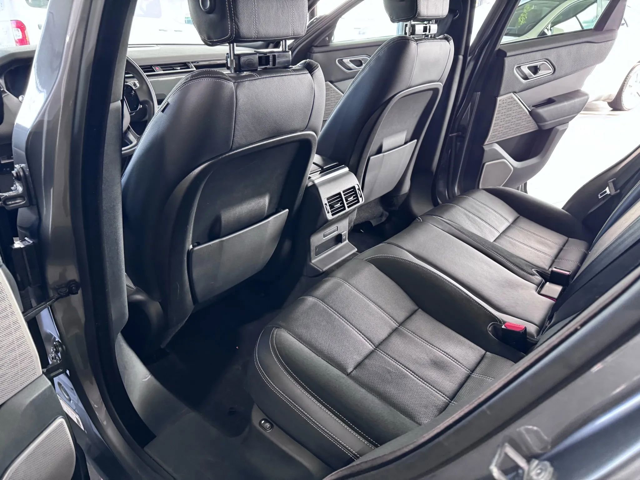 Used 2019 Land Rover Range Rover Velar R-Dynamic SE image 18