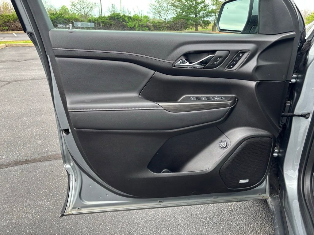 Used 2023 GMC Acadia SLT w/ Technology Package image 12