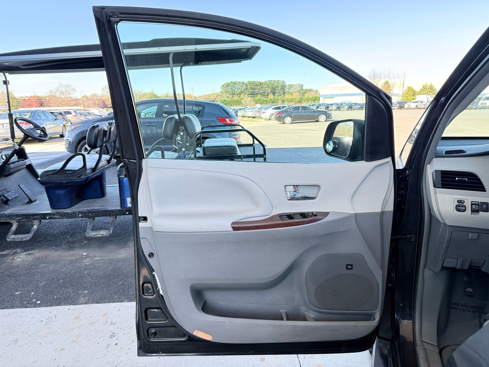 Used 2013 Toyota Sienna XLE w/ Premium Pkg image 13