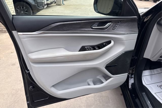 Used 2022 Jeep Grand Cherokee Overland w/ Adv Protech Group III image 19