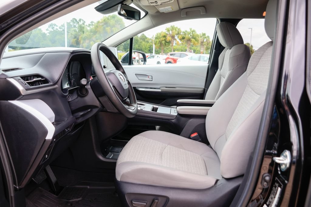 Used 2026 Toyota Sienna LE FWD image 9