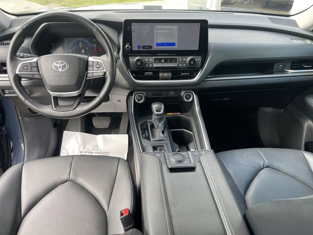 Used 2025 Toyota Grand Highlander AWD image 13