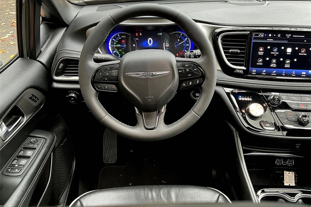 Used 2022 Chrysler Pacifica Limited w/ Uconnect Theater Family Group image 8