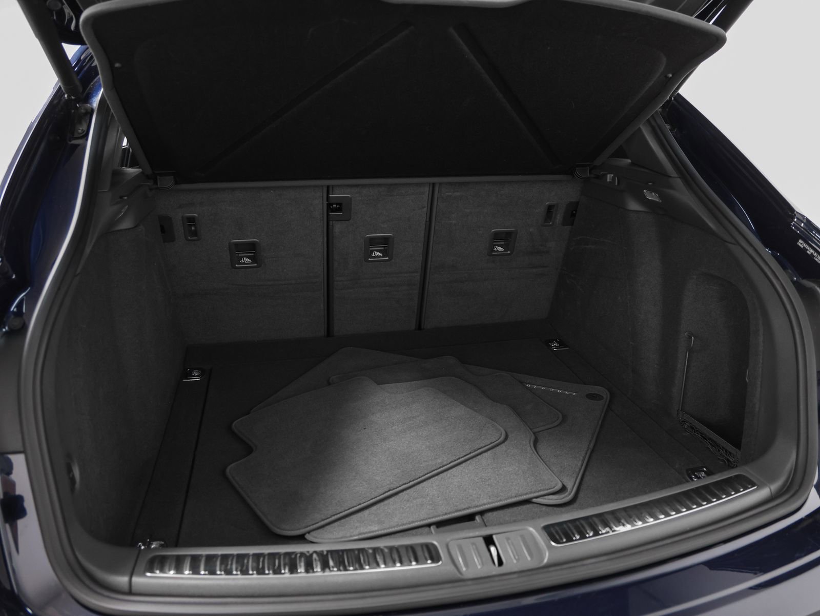 Certified 2023 Porsche Macan AWD/4WD image 16