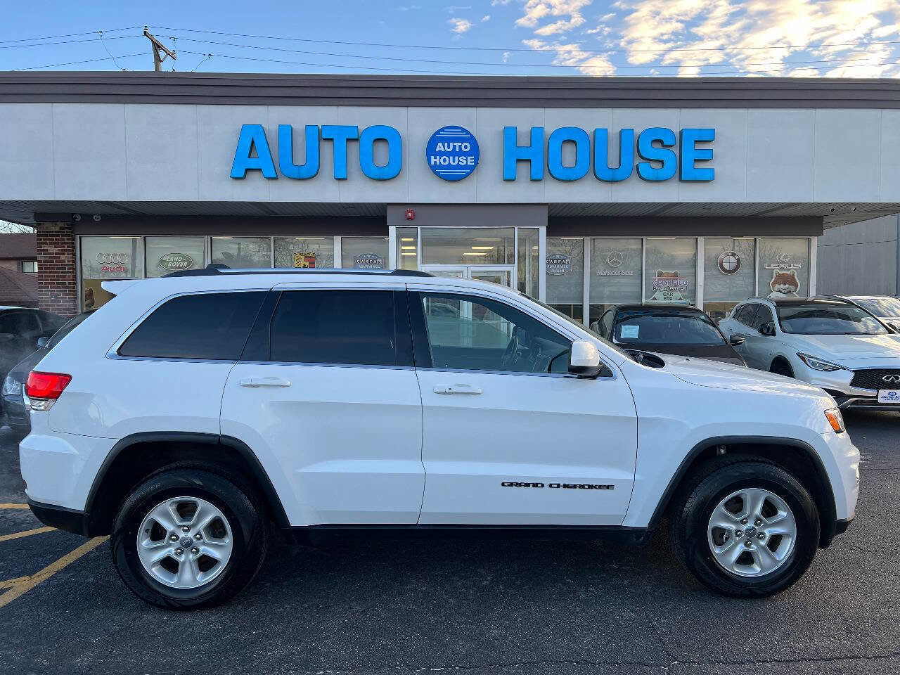 Used 2017 Jeep Grand Cherokee Laredo w/ Quick Order Package 23E AWD/4WD image 9