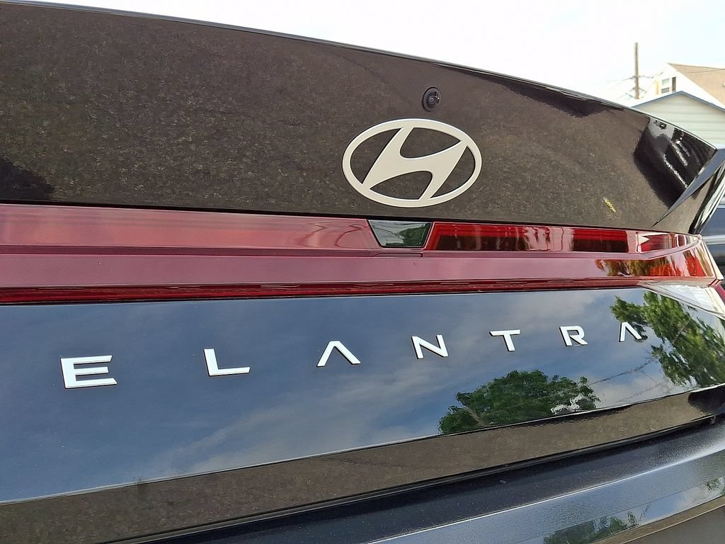 Certified 2025 Hyundai Elantra SE w/ Cargo Package FWD image 29