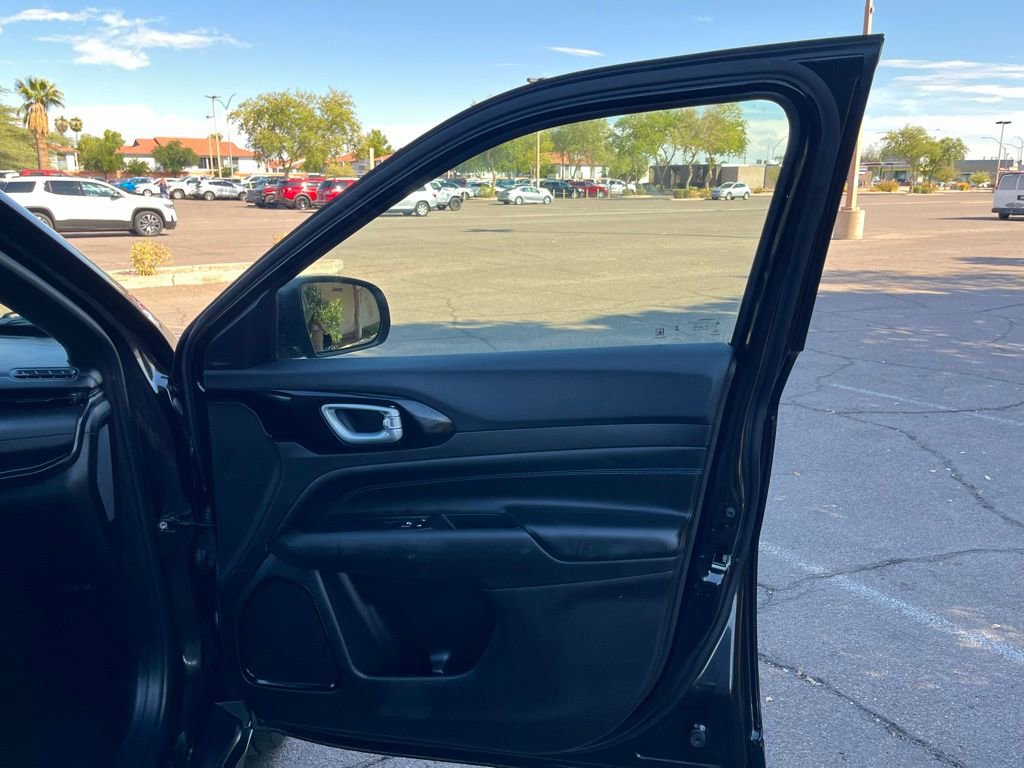 Used 2025 Jeep Compass Latitude w/ Altitude Special Edition image 18