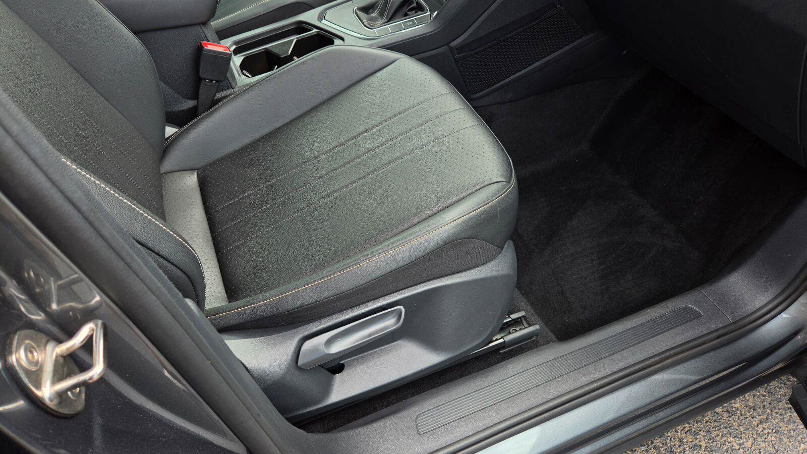 Certified 2023 Volkswagen Tiguan SE FWD image 49