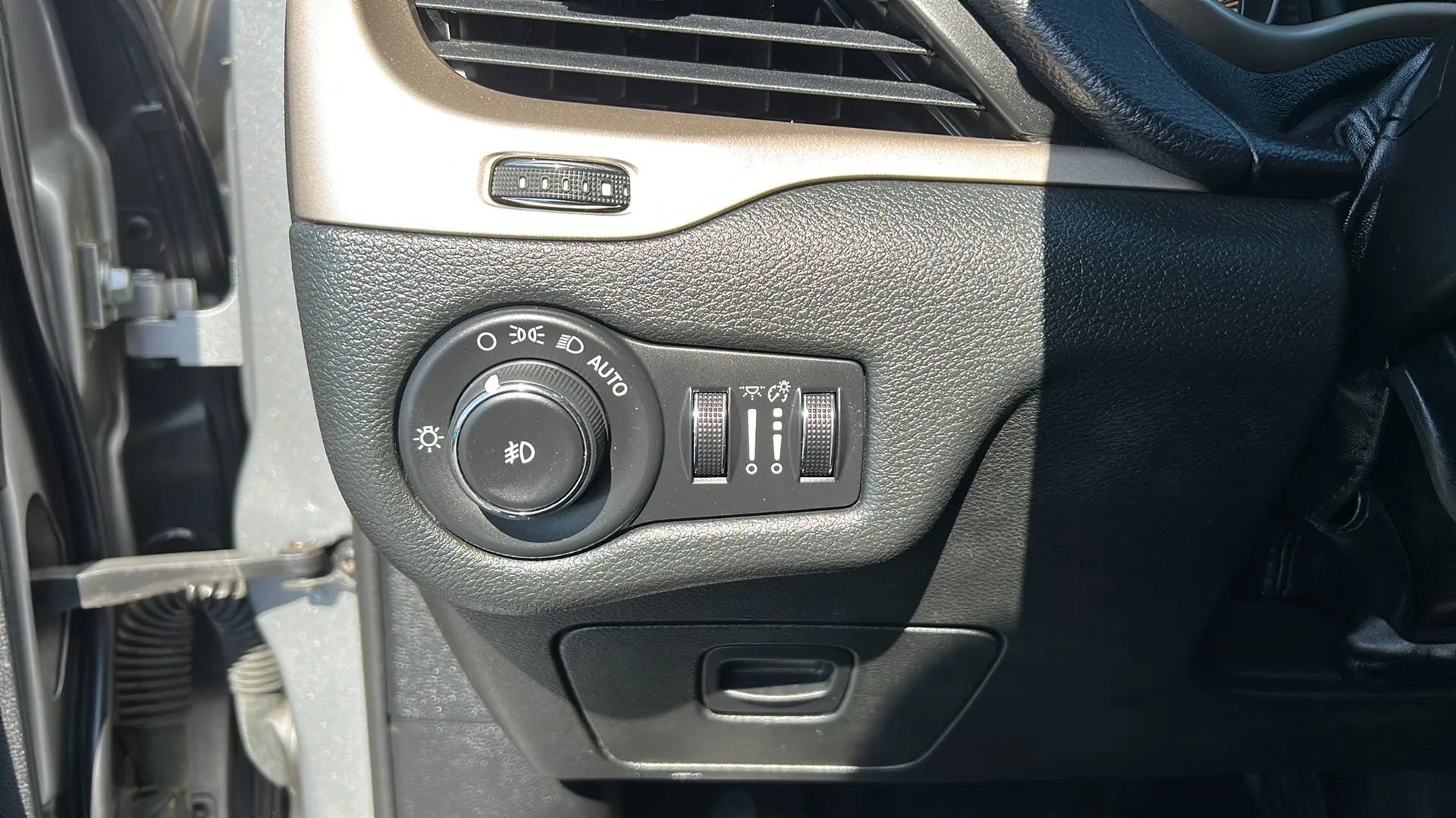 Used 2015 Jeep Cherokee Latitude w/ Cold Weather Group AWD/4WD image 14