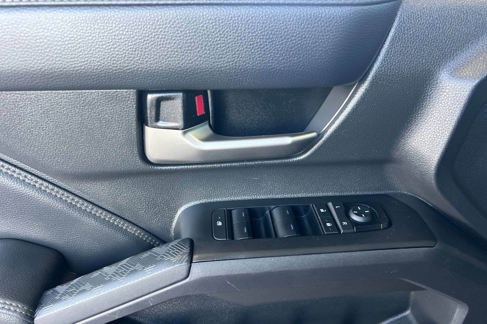 Used 2024 Toyota Tacoma Limited w/ Limited Package (LT) image 8