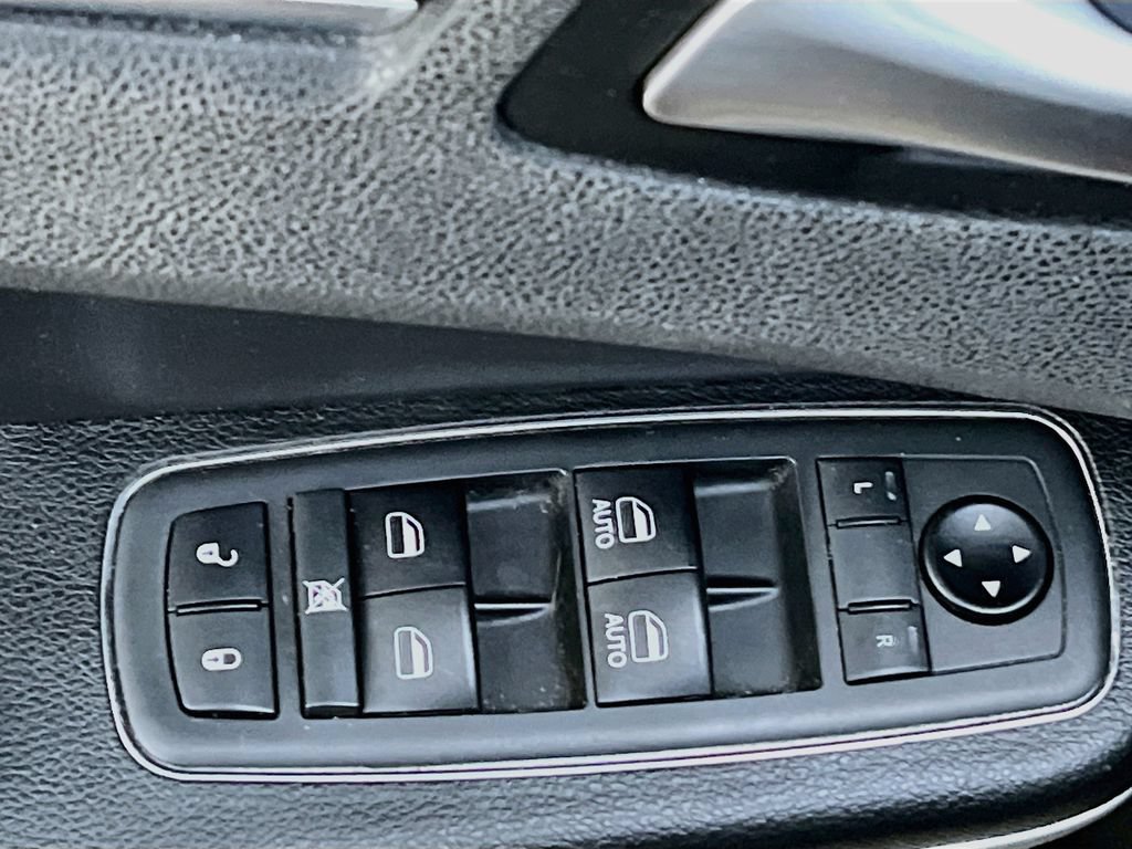 Used 2019 Chrysler 300 Limited RWD image 17
