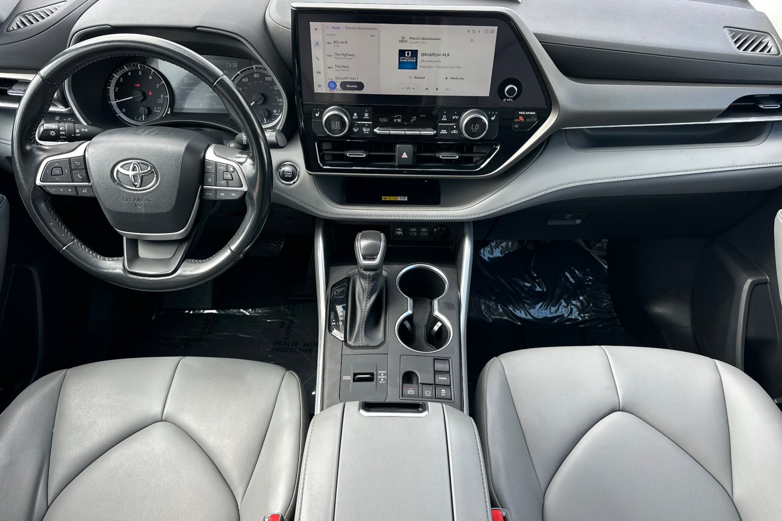 Used 2023 Toyota Highlander XLE FWD image 13