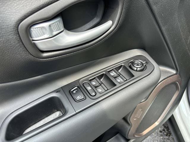 Certified 2023 Jeep Renegade Latitude w/ Sun/Sound Group AWD/4WD image 17
