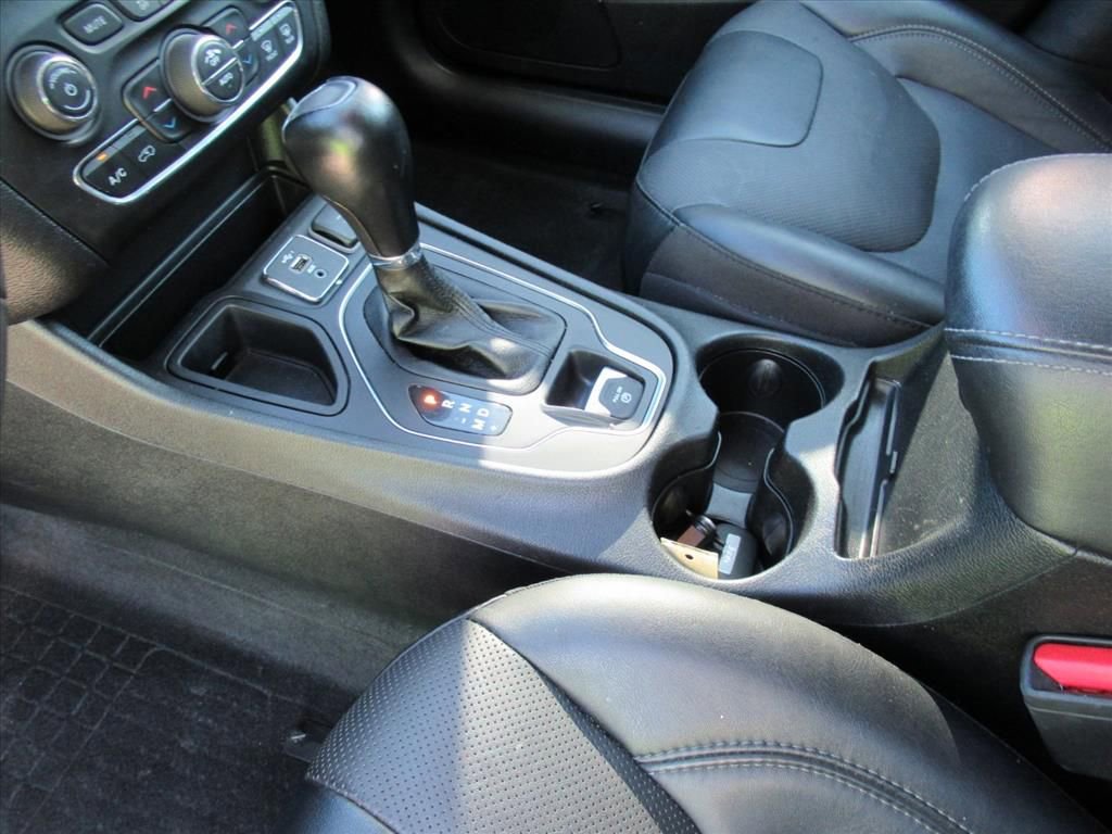 Used 2022 Jeep Cherokee Latitude Lux w/ Mopar Interior Package image 17