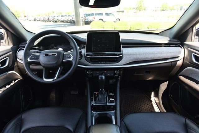 Used 2025 Jeep Compass Latitude w/ Sun & Sound Group AWD/4WD image 7