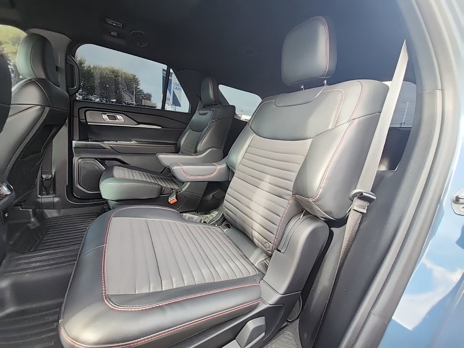 Used 2025 Ford Explorer ST-Line w/ Premium Package image 12