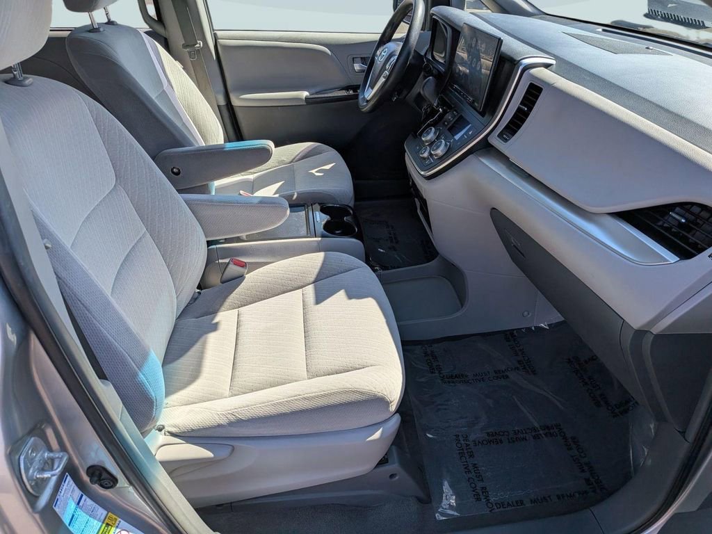 Used 2017 Toyota Sienna LE AWD/4WD image 27